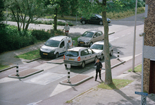 831074 Afbeelding van een botsing tussen twee auto's op de wegversmalling in de Tigrisdreef te Utrecht; links op de ...